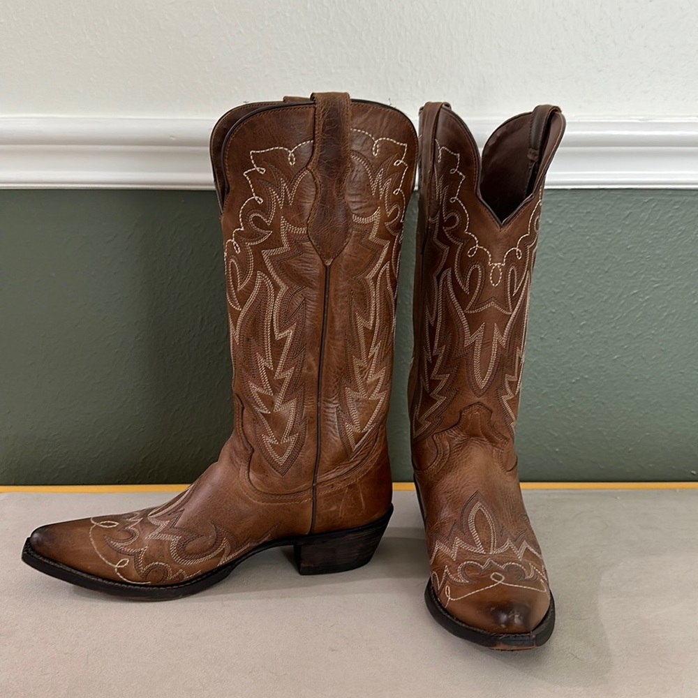 Justin Boots Style 4348, women’s snip toe cowboy boot, medium brown